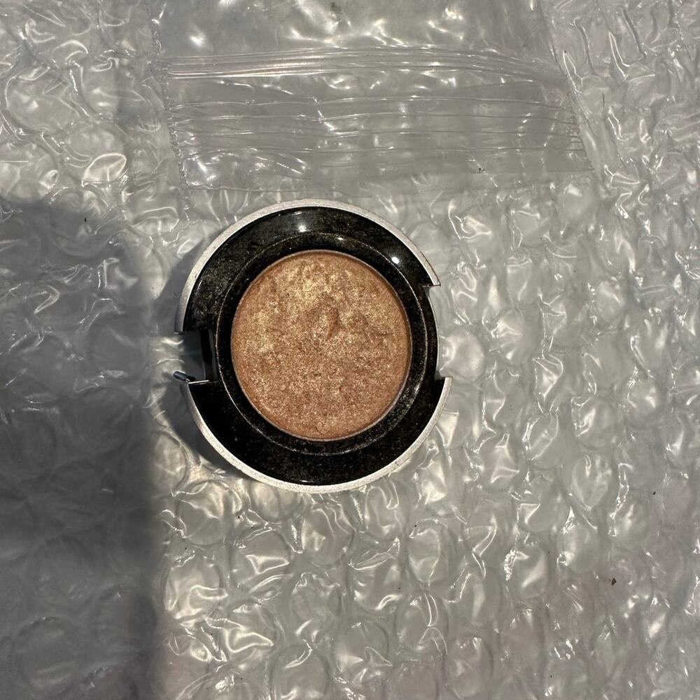 Urban Decay‎ Eyeshadow blunt eye shadow token